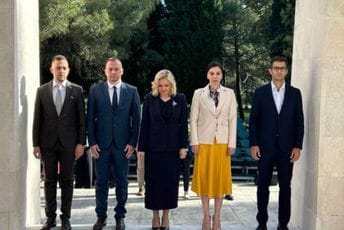 Delegacija Skupštine Glavnog grada položila vijenac na Spomenik Partizanu borcu
