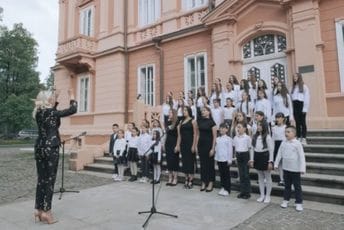 (VIDEO) Poruka ljubavi, mira i evropske pripadnosti: Djeca Cetinja izvela „Odu radosti“ povodom Dana Evrope