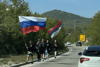 Put Ostroga krenuli sa srpskim trobojkama, putnike pozdravljaju sa tri prsta