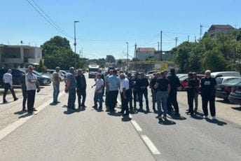 Bivši radnici Solane blokirali glavnu saobraćajnicu u Ulcinju: Nastaviće ako se niko ne oglasi
