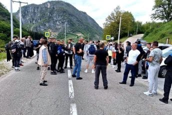 Protesti i radovi na putu ,,tjeraju turiste“