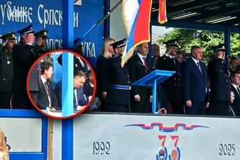 Dodik i ministar odbrane Srbije sjedjeli tokom intoniranja himne BiH