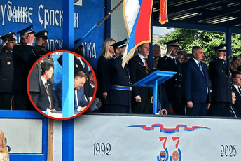 Himna za sjedenje, država za poniženje
