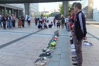 Brisel: Studenti trkači na sastanku u Evropskom parlamentu, prije ulaska u zgradu odali počast stradalima u padu nadstrešnice