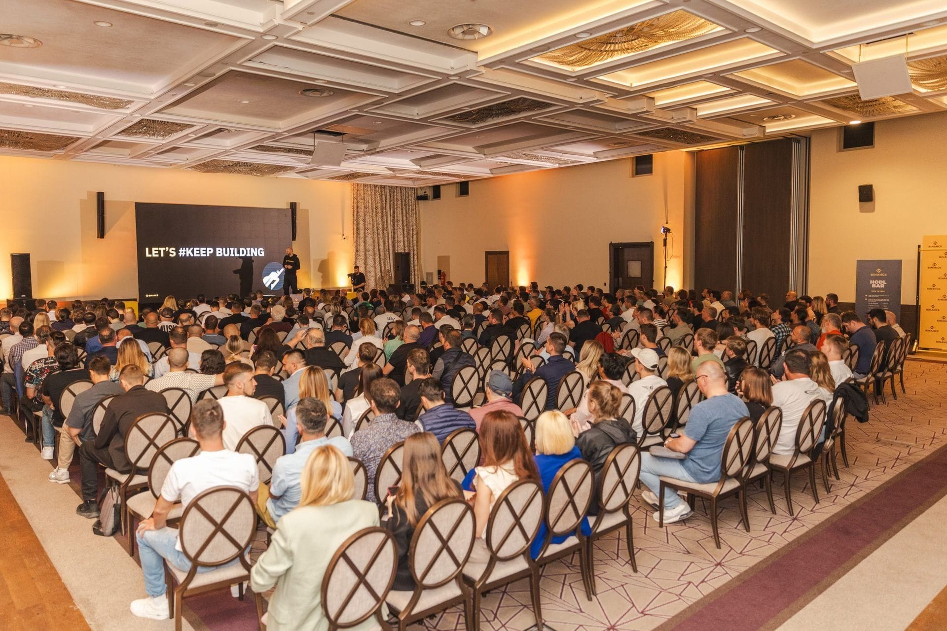 Fotografija 1: Preko 300 učesnika na prvom Binance Meetup-u u Podgorici: Crna Gora zabilježila najveći obim trgovine kriptovalutama u posljednje dvije godine