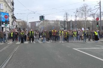 (VIDEO) Incident kod Fakulteta bezbjednosti u Beogradu: Autom probao da probije blokadu