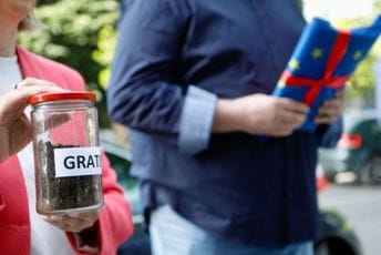 (FOTO) Performans u Podgorici: Donijeli poklone za Alabara