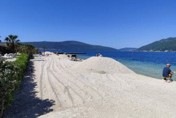 Komnenović: Plaže u Tivtu neuređene jer postupci zakupa nijesu okončani