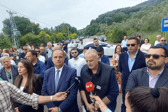 Ulcinjani blokirali magistralu Bar - Ulcinj: Nimanbegu dijelio ruže turistima