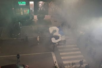 (FOTO/VIDEO) “Varvari” bakljadom proslavili završetak murala u ulici Ivana Vujoševića