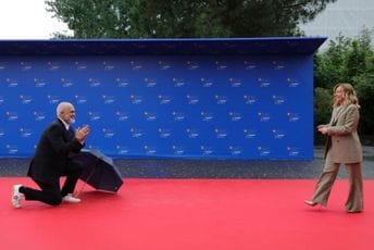 (VIDEO) Rama opet na koljenima pred Đorđom Meloni