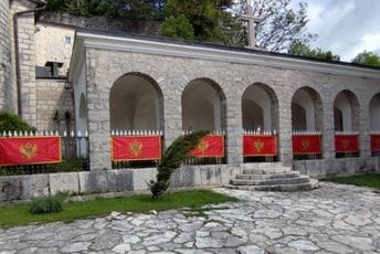 (FOTO/VIDEO) Postavljene nove crnogorske zastave na Cetinjskom manastiru