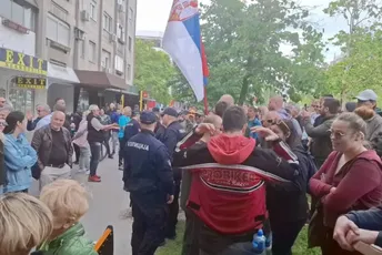Novosađani protestuju ispred štandova Vučićeve stranke: Skandiraju i bacaju jaja, došla i policija