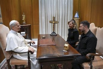 Papa se sastao sa Zelenskim poslije mise na inauguraciji
