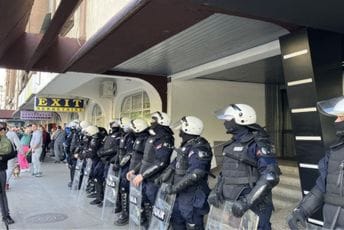 (VIDEO) Napeto u Novom Sadu: Kordon policije između građana i pristalica SNS