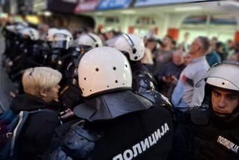 Tenzije i incidenti u Novom Sadu: Povrijeđeno nekoliko demonstranata, intervenisala policija