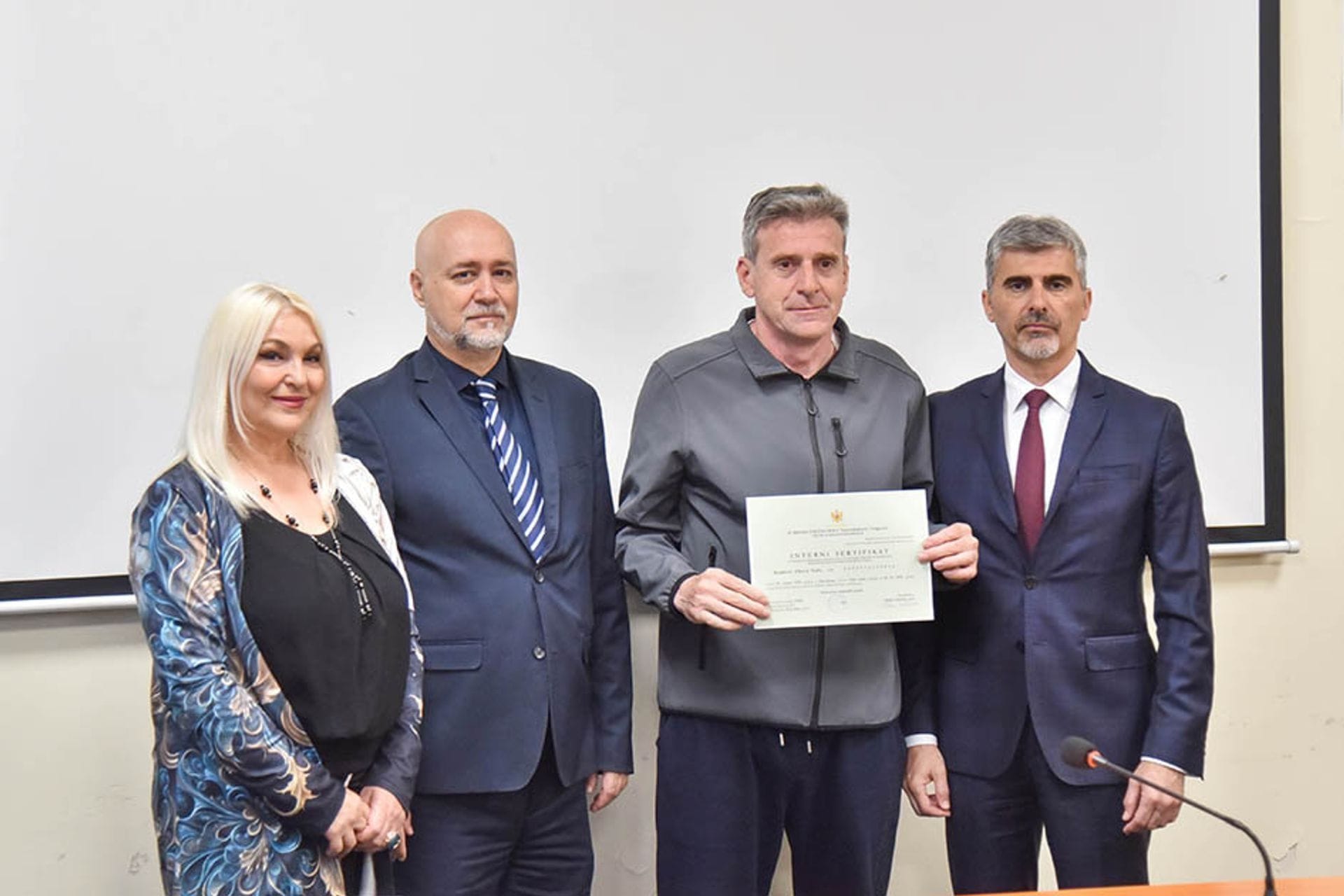 Fotografija 1: Dodijeljene diplome polaznicima programa prekvalifikacije za mehaničare motornih vozila, instalere grijanja i hlađenja i zavarivače