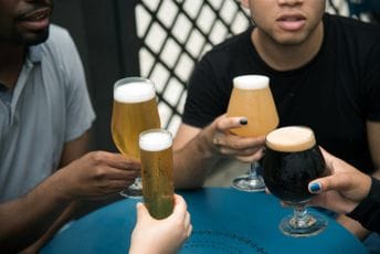 Četiri cetinjska kafića kažnjena zbog služenja alkohola maloljetnicima