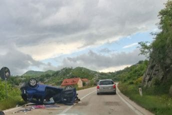 Nezgoda kod Grahova: Auto završio na krovu