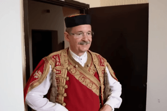 (VIDEO) Felten čestitao Dan nezavisnosti u narodnoj nošnji i zaigrao crnogorsko oro