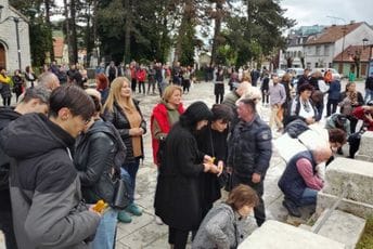 Umjesto blokade građani odali poštu stradalima kod spomenika Vile