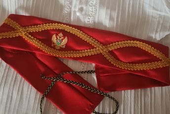 "Tradicija diše kroz naše ruke": Cetinjanka Marija Lagator vezom čuva od zaborava motive koji nose duh Crne Gore