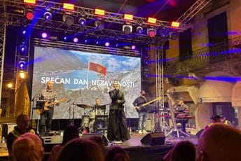 Nina Badrić oduševila Kotorane na proslavi Dana nezavisnosti: Pogledajte kako je sinoć bilo na Trgu od oružja (FOTO)