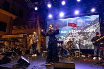 Nina Badrić oduševila Kotorane na proslavi Dana nezavisnosti: Pogledajte kako je sinoć bilo na Trgu od oružja (FOTO/VIDEO)