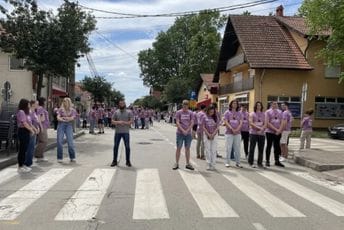 Požarevac: Muškarac mahao sjekirom tokom odavanja pošte stradalima u padu nadstrešnice