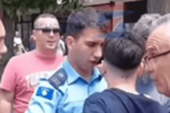 (VIDEO) Incident u Kosovskoj Mitrovici: Policajac uhvatio srpskog maturanta za vrat