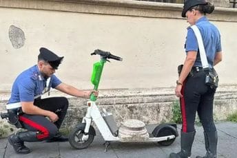 U Rimu uhapšen njemački turista: Na skuteru vozio antički artefakt od 30 kilograma