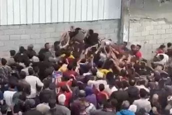 (VIDEO)Scene očaja u Pojasu Gaze: Borba za komad hljeba