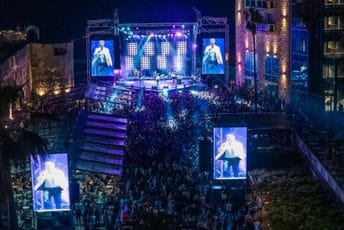 (FOTO/VIDEO) Budva koncertom otvorila sezonu: Pogledate kako je sinoć bilo  na nastupu Saše Kovačevića
