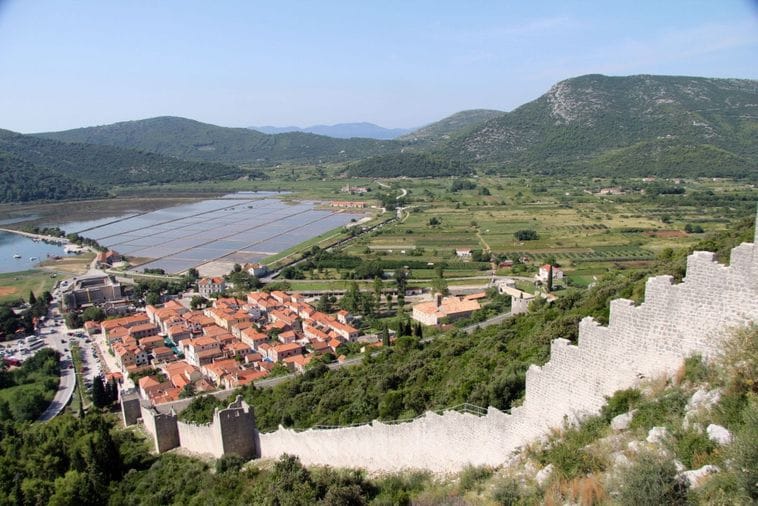 Hrvatska: Ston, grad srednjovjekovnih zidina, soli i i ostriga