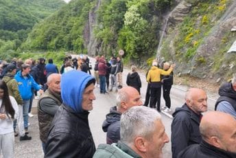 Mještani tri opštine blokirali saobraćaj na putu Mojkovac - Kolašin: Traže pravo raspolaganja imovinom koju su im đedovi ostavili