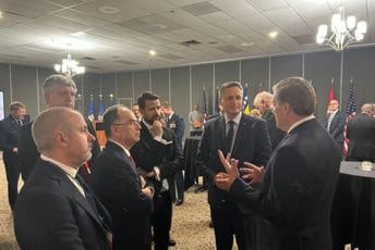 Milatović posjetio mjesto dogovora Dejtonskog sporazuma, domaćini se prisjetili kako je to izgledalo Milatović posjetio mjesto dogovora Dejtonskog sporazuma, domaćini se prisjetili kako je to izgledalo