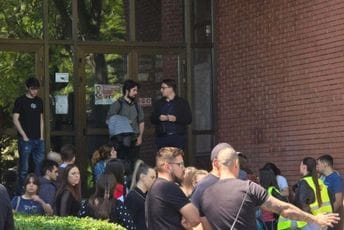 Beograd: Počela fizička blokada Pravoslavnog bogoslovskog fakulteta, dekan pozvao policiju