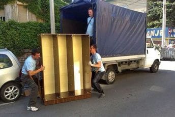 Kupci sa vozačima dogovaraju tarifu za unos namještaja u stan