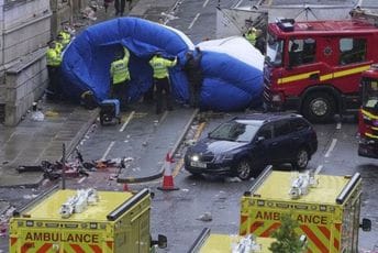 (VIDEO) Horor scene: Nepoznata osoba autom "kosila" navijače na proslavi titule Liverpula