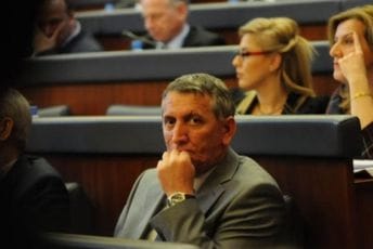 Poslanik LDK: Iz Kurtijeve partije na razne načine kontaktiraju naše poslanike, nećemo popustiti