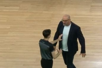 (VIDEO) Mitrović jurio sudiju po terenu, htio da ga bije: Reagovalo obezbeđenje
