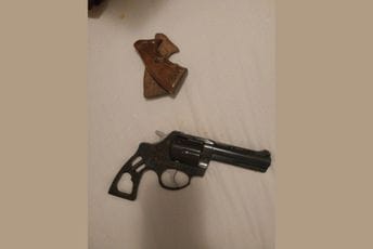 Uhapšen Tivćanin: Prijetio supruzi, pronašli mu revolver u ilegalnom posjedu