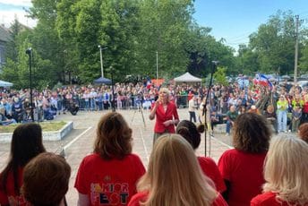 (FOTO) Sjećanje na Dan mladosti u banatskom Bavaništu uz crnogorski „Bez dileme  antifašizam“: KIC pop hor pozdravljen ovacijama