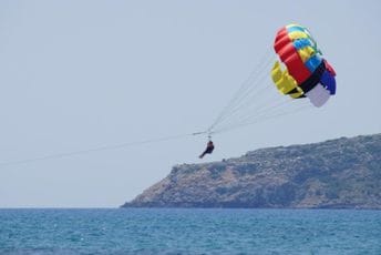 Nesreća u Budvi: Djevojka poginula tokom parasejlinga