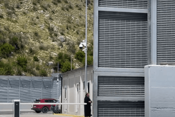 Albanija: U Šenđin stigla grupa migranata iz Italije, transportovani u kamp