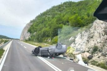 Nezgoda na putu Cetinje - Budva: Vozilo završilo na krovu
