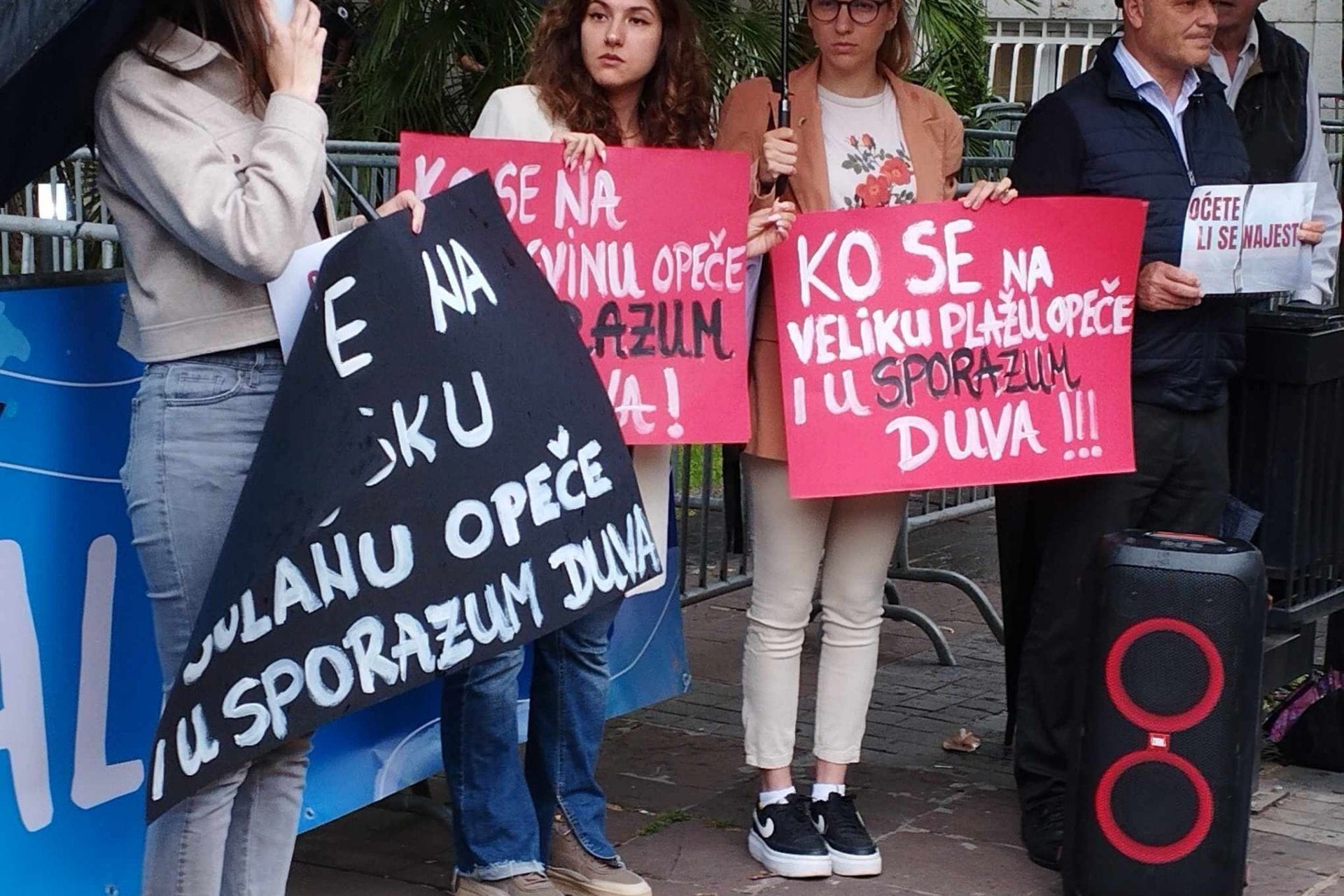 Fotografija 1: Počeo protest ispred Skupštine: Oćete li se najest'?