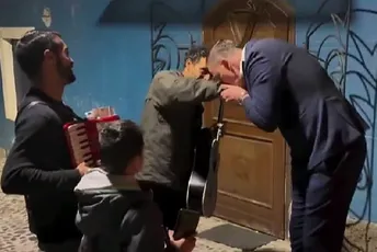 (VIDEO) Potez Sergeja Ćetkovića oduševio: Zapjevao s uličnim sviračima, častio ih i jednom poljubio ruku