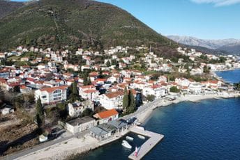 Haos u Baošićima: Opljačkao market, ranio prodavca, pa zaustavio auto i vozaču naredio da nastavi do Bijele