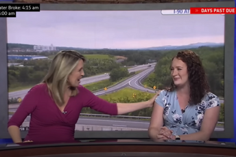 (VIDEO) Voditeljki pukao vodenjak, ona nastavila da vodi emisiju